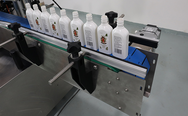 側面貼標機,側面貼標機設備,全自動(dòng)貼標機生產(chǎn)廠(chǎng)家,佼佼者自動(dòng)化